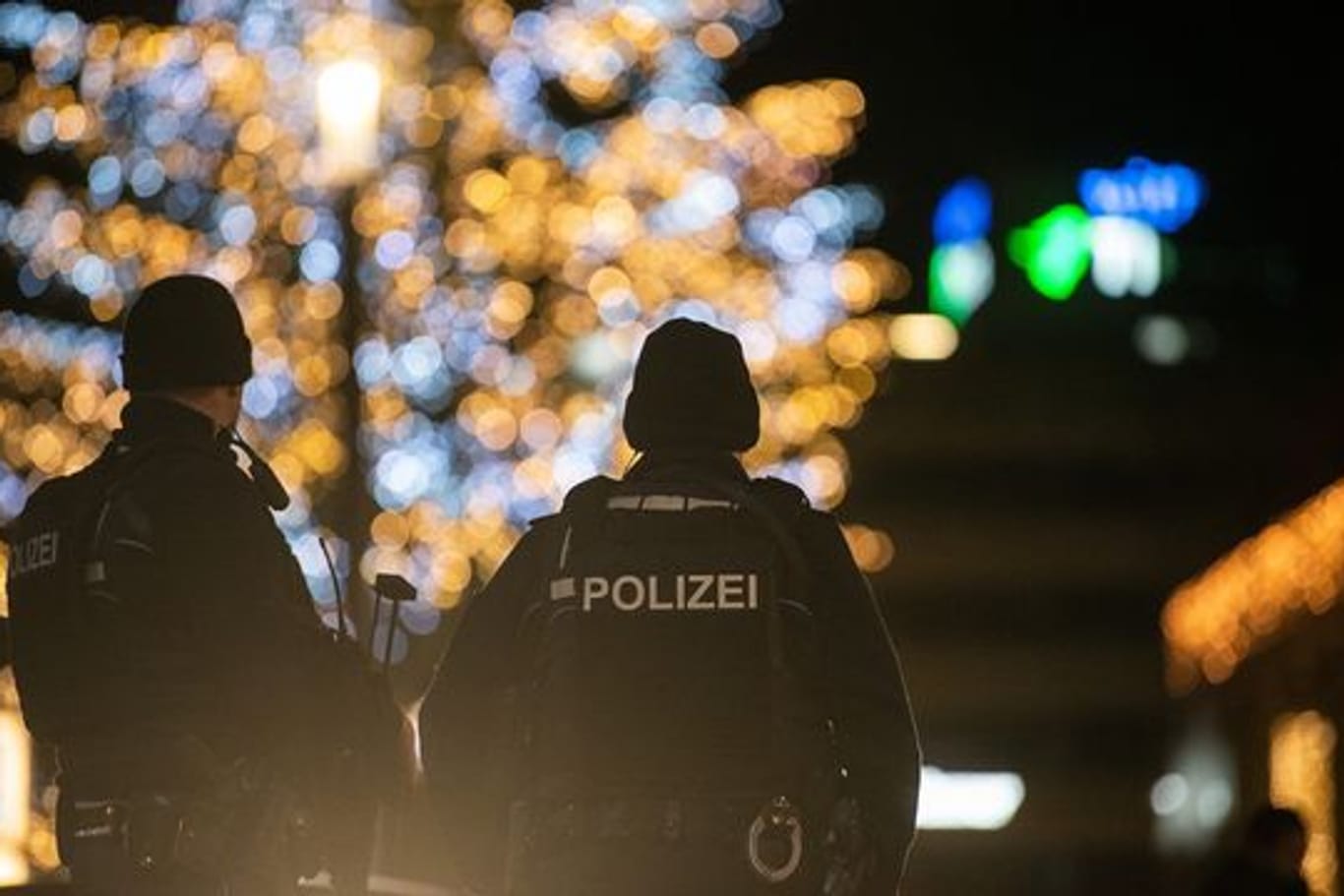 Polizeibeamte stehen auf dem Schlossplatz in Stuttgart vor dem Königsbau.