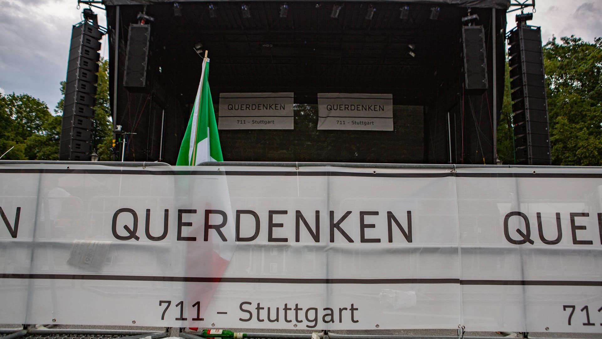 Bühne mit einem "Querdenken"-Banner (Symbolbild): Zu der Demonstration in Frankfurt waren 40.000 Menschen angemeldet. Bühne mit einem "Querdenken"-Banner (Symbolbild): Zu der Demonstration in Frankfurt waren 40.000 Menschen angemeldet.