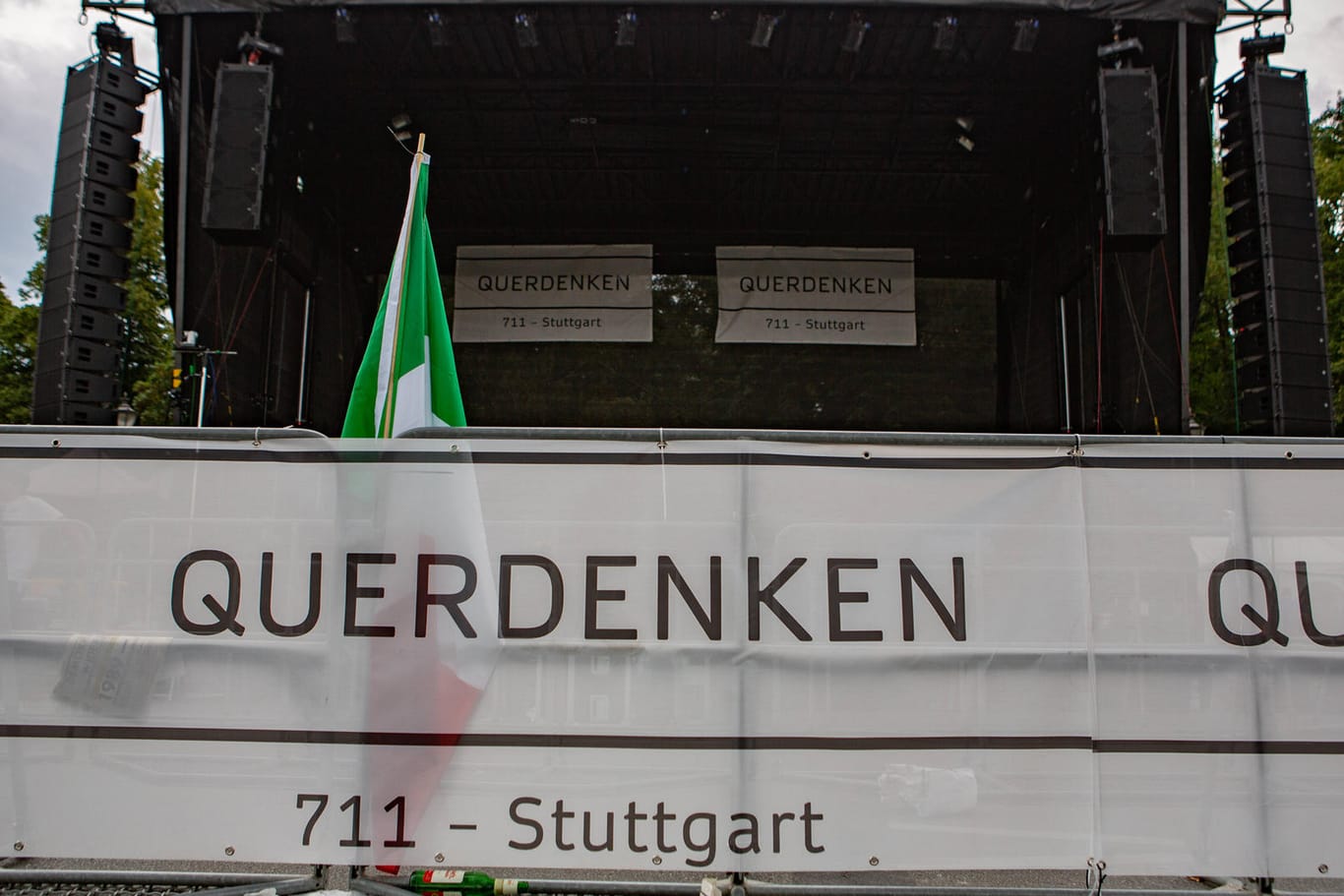 Bühne mit einem "Querdenken"-Banner (Symbolbild): Zu der Demonstration in Frankfurt waren 40.000 Menschen angemeldet.
