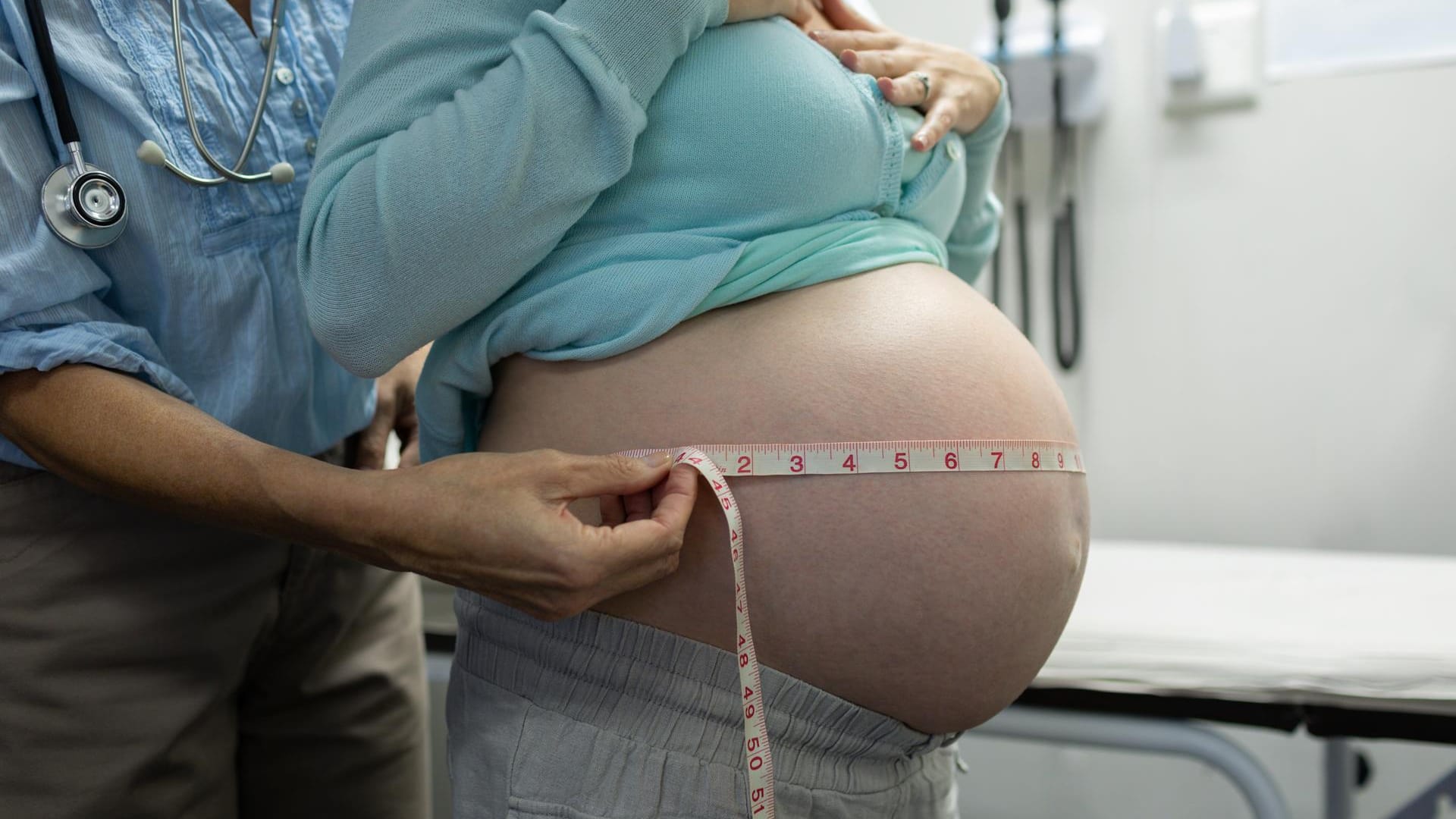 Ein Schwangerschaftsuntersuchung (Symbolfoto): Während das Mädchen am Sonntag zuhause plötzlich Presswehen bekam, habe die Mutter des Mädchens schnell einen Krankenwagen alarmiert. Ein Schwangerschaftsuntersuchung (Symbolfoto): Während das Mädchen am Sonntag zuhause plötzlich Presswehen bekam, habe die Mutter des Mädchens schnell einen Krankenwagen alarmiert.