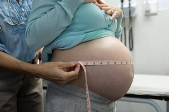 Ein Schwangerschaftsuntersuchung (Symbolfoto): Während das Mädchen am Sonntag zuhause plötzlich Presswehen bekam, habe die Mutter des Mädchens schnell einen Krankenwagen alarmiert.