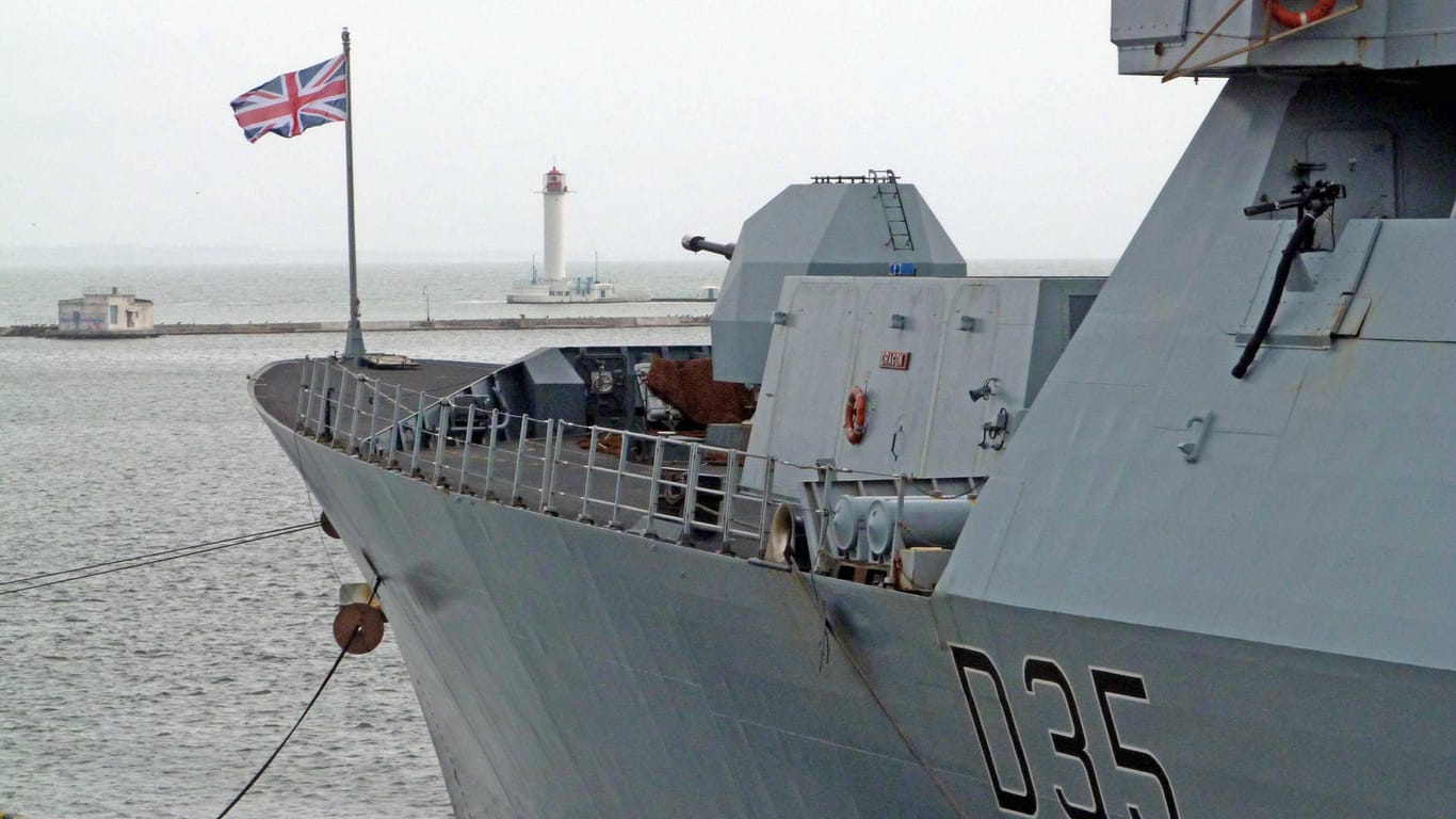 Ein britisches Kriegsschiff (Symbolbild): Die britische Marine hält Schiffe bereit, um im Falle eines No-Deal-Brexits die eigenen Gewässer zu schützen.