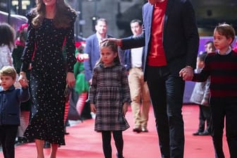 William und Kate haben sich erstmals mit allen drei Kindern auf einem roten Teppich gezeigt.