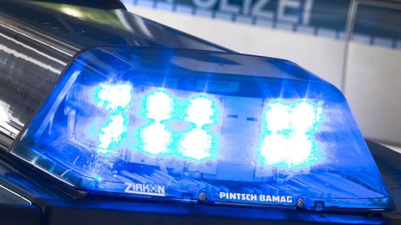 Ein Blaulicht leuchtet auf dem Dach eines Polizeiwagens (Archivbild): In Mainz wurde ein Geldautomat gesprengt.