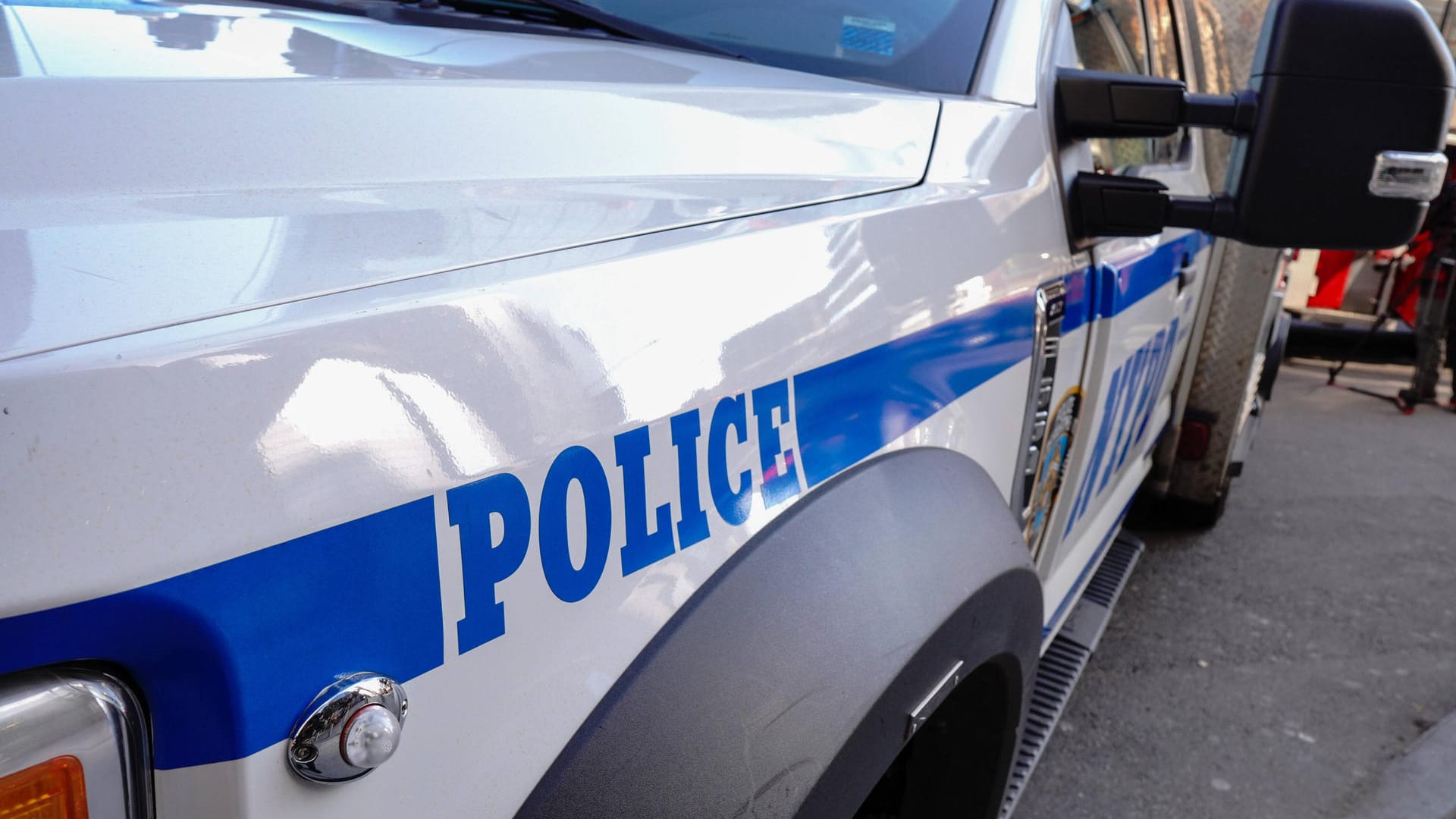 Die New Yorker Polizei (Symbolbild): In der US-Metropole ist ein Auto in eine Demonstration gefahren, mehrere Menschen wurden verletzt. Die New Yorker Polizei (Symbolbild): In der US-Metropole ist ein Auto in eine Demonstration gefahren, mehrere Menschen wurden verletzt.