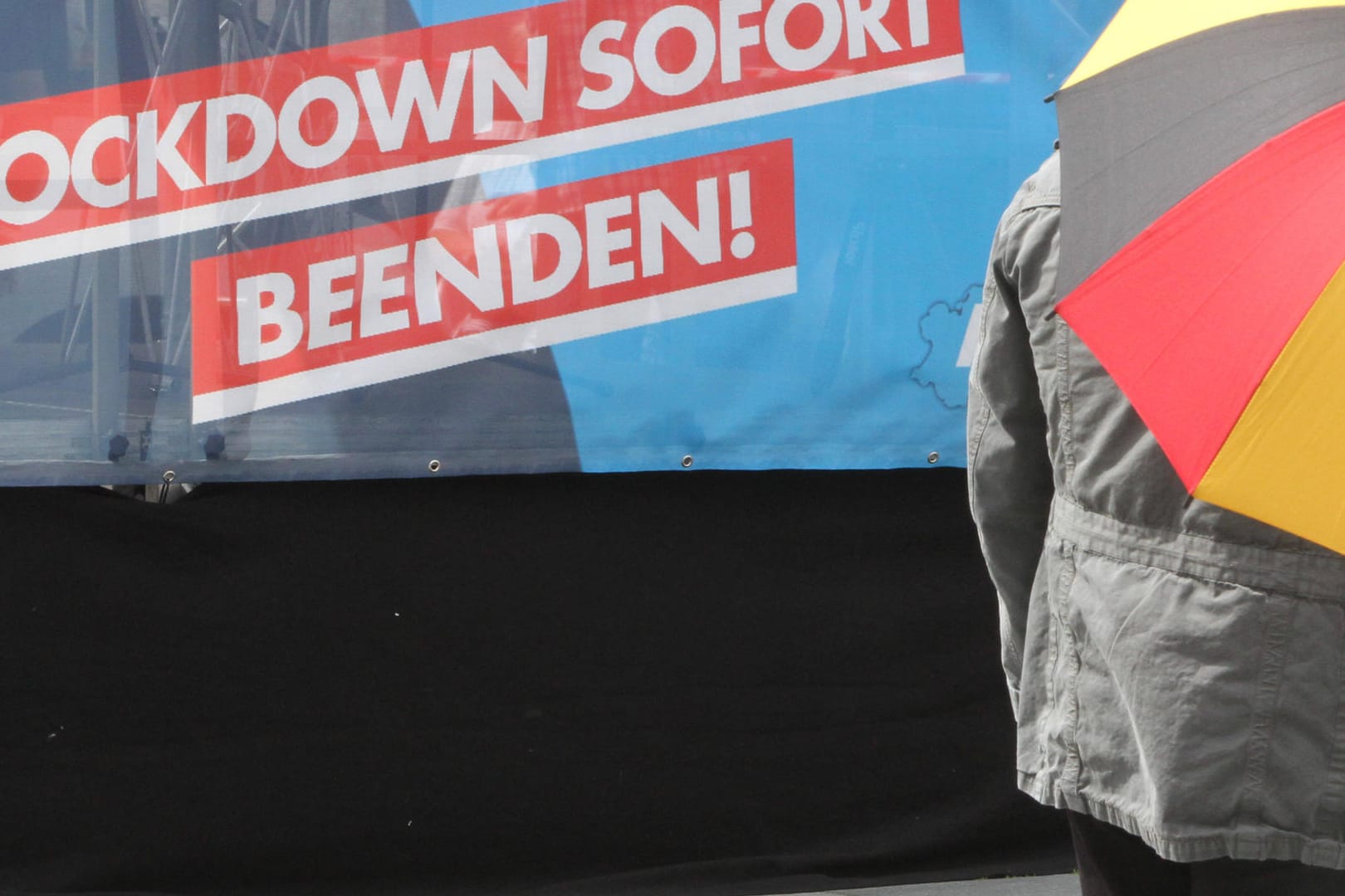 Plakat bei einer Kundgebung der AfD (Symbolbild): Der verstorbene Stadtrat Hänisch hat ebenfalls gegen die Corona-Maßnahmen demonstriert.