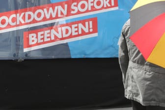 Plakat bei einer Kundgebung der AfD (Symbolbild): Der verstorbene Stadtrat Hänisch hat ebenfalls gegen die Corona-Maßnahmen demonstriert.