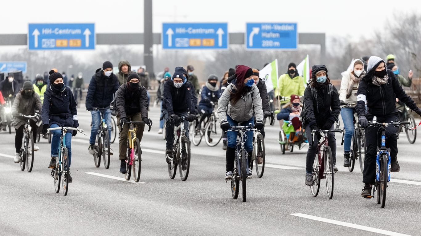 Fahrrad-Demo für Klimaschutz in Hamburg: Die Klimaaktivisten dürfen nicht über die A1 fahren.