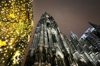 Hell erstrahlt der Kölner Dom zur Mitternachtsmette am Heiligabend.