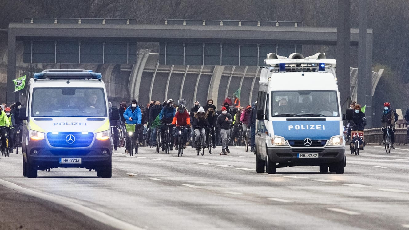 Fahrrad-Demo für Klimaschutz in Hamburg: Die Polizei begleitet die Aktion.