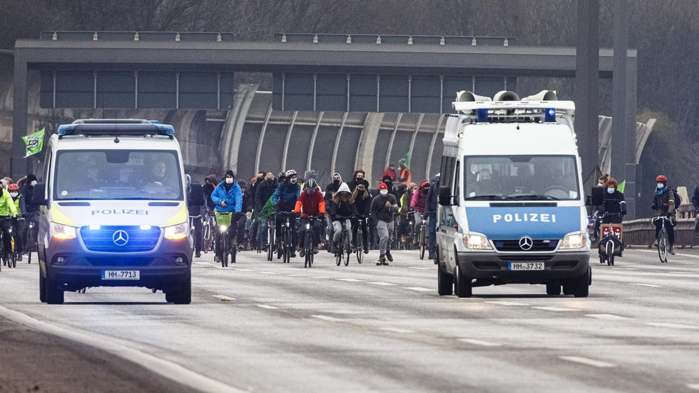 Fahrrad-Demo für Klimaschutz in Hamburg: Die Polizei begleitet die Aktion.