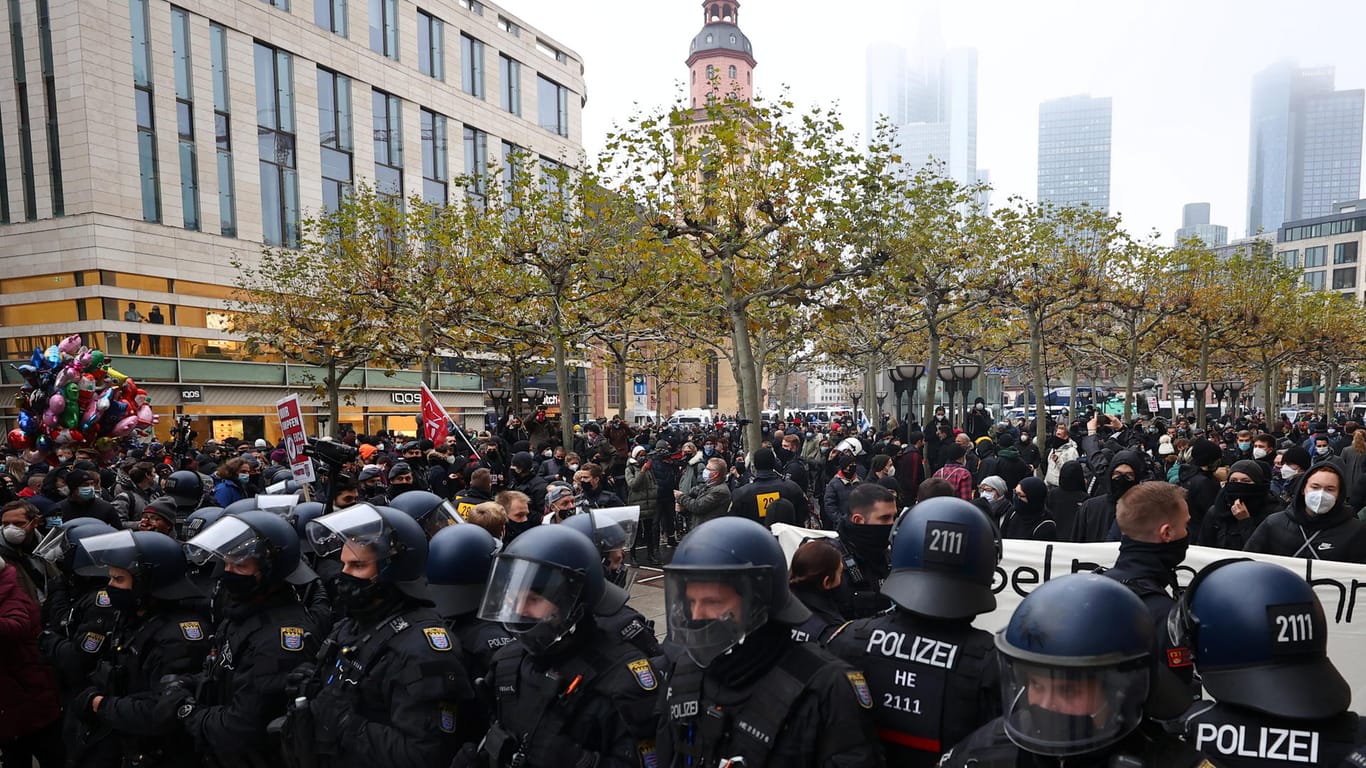Die Polizei und Demonstranten in Frankfurt: Trotz des Verbotes haben sich Protestanten beider Seiten auf die Straßen begeben.