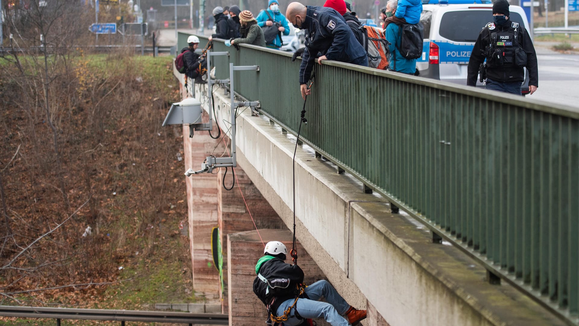 Klimaaktivisten seilen sich von einer Brücke ab (Symbolbild): Die Demo wurde zunächst von der Stadt München untersagt. Klimaaktivisten seilen sich von einer Brücke ab (Symbolbild): Die Demo wurde zunächst von der Stadt München untersagt.