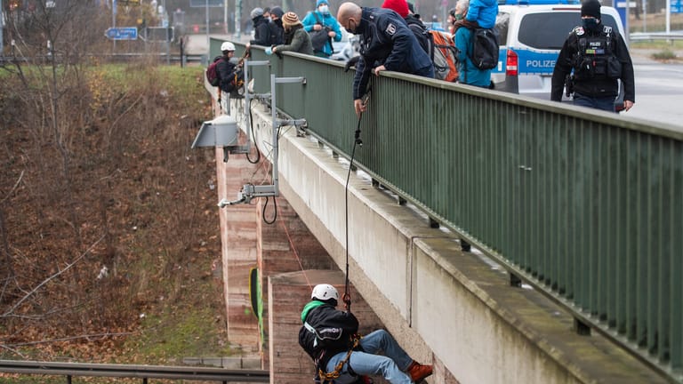 Klimaaktivisten seilen sich von einer Brücke ab (Symbolbild): Die Demo wurde zunächst von der Stadt München untersagt.