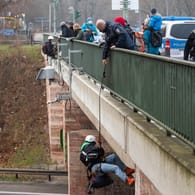 Fahrrad-Demo auf der Autobahn 100 für Klimaschutz: Einige Klimaaktivisten seilten sich von einer Brücke ab.