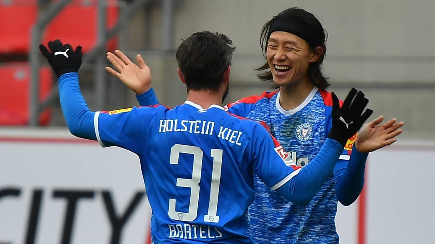 Jae Sung Lee (re.): Der Koreaner war der Matchwinner beim Kieler Auswärtssieg. Jae Sung Lee (re.): Der Koreaner war der Matchwinner beim Kieler Auswärtssieg.