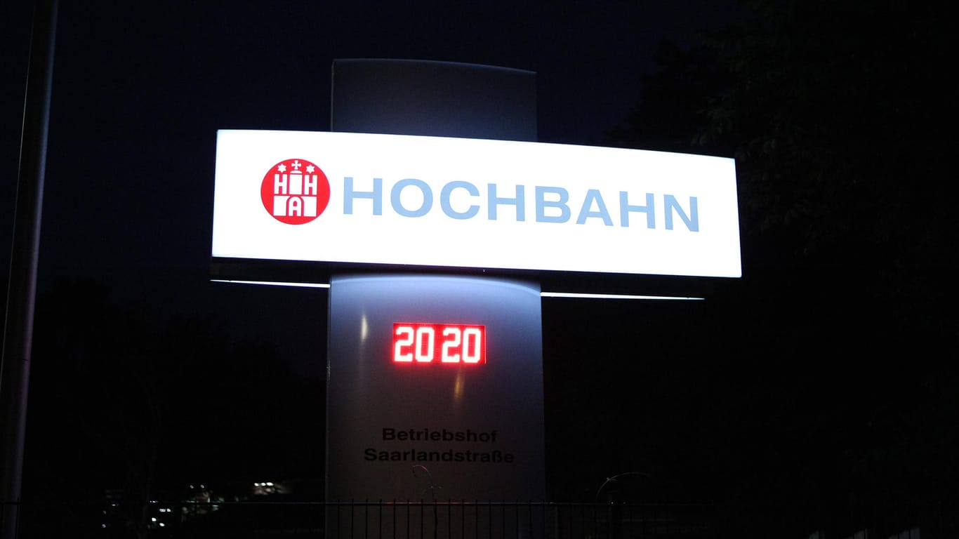 Schild der Hochbahn (Symbolbild): Das Unternehmen stellt einen Wärmebus und sammelt Sachspenden.
