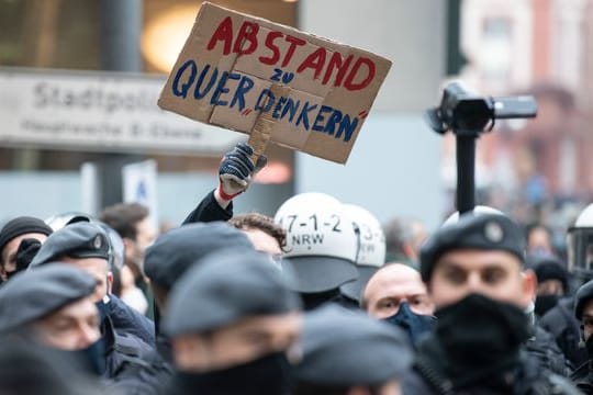 "Querdenker", Gegendemonstranten und Polizei