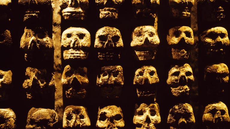 Totenköpfe im Großen Tempel von Tenochtitlan (Archivbild): Nun wurde ein Turm freigelegt.