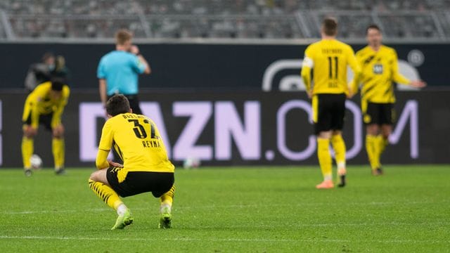 Dortmunds Giovanni Reyna kniet nach einem Gegentreffer auf dem Rasen. Dortmunds Giovanni Reyna kniet nach einem Gegentreffer auf dem Rasen.