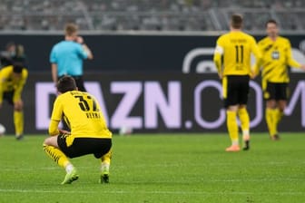 Dortmunds Giovanni Reyna kniet nach einem Gegentreffer auf dem Rasen.