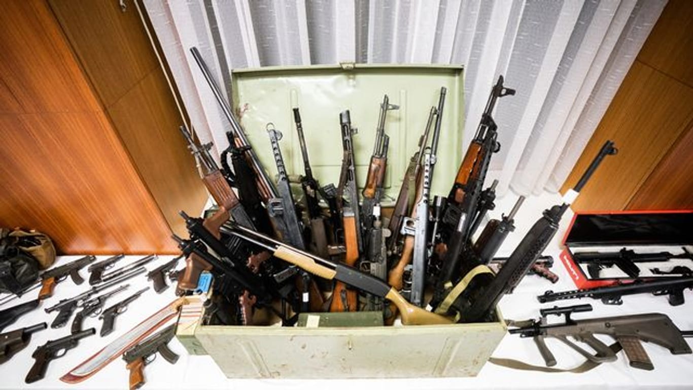 Beschlagnahmte Waffen werden im Rahmen einer Pressekonferenz der Landespolizeidirektion Wien gezeigt.