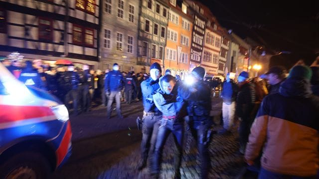 Festgenommener Demo-Teilnehmer wird abgeführt: In Erfurt hatten sich Demonstranten trotz eines Verbotes versammelt.