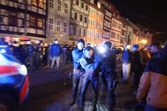 Festgenommener Demo-Teilnehmer wird abgeführt: In Erfurt hatten sich Demonstranten trotz eines Verbotes versammelt.