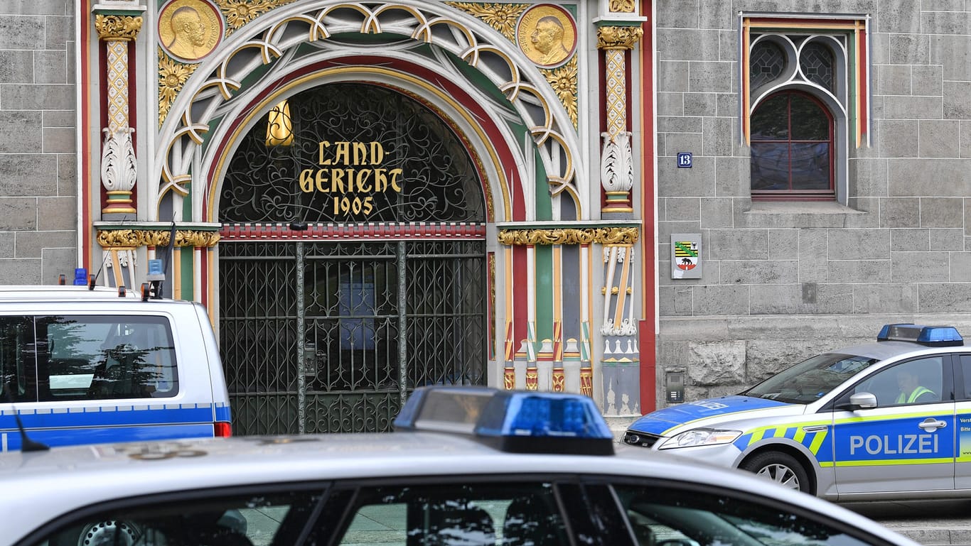 Polizeifahrzeuge stehen vor dem Landgericht in Halle/Saale: Ein Entführer soll hier eine Sechsjährige in die Saale geworfen haben.