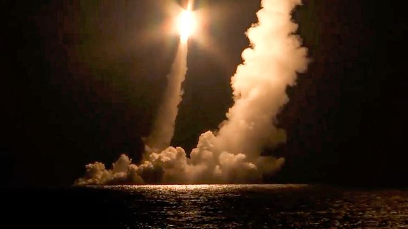 Interkontinentalraketen werden vom Atom-U-Boot K-551 Wladimir Monomach abgefeuert.