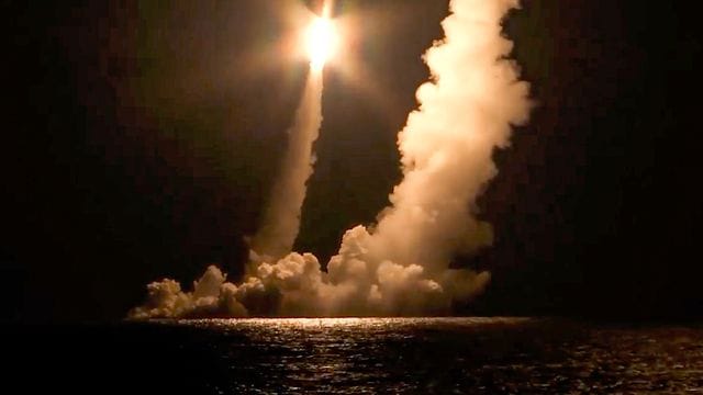 Interkontinentalraketen werden vom Atom-U-Boot K-551 Wladimir Monomach abgefeuert. Interkontinentalraketen werden vom Atom-U-Boot K-551 Wladimir Monomach abgefeuert.