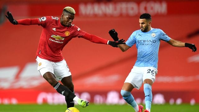 Uniteds Paul Pogba (l) im Duell mit Riyad Mahrez von Manchester City. Uniteds Paul Pogba (l) im Duell mit Riyad Mahrez von Manchester City.