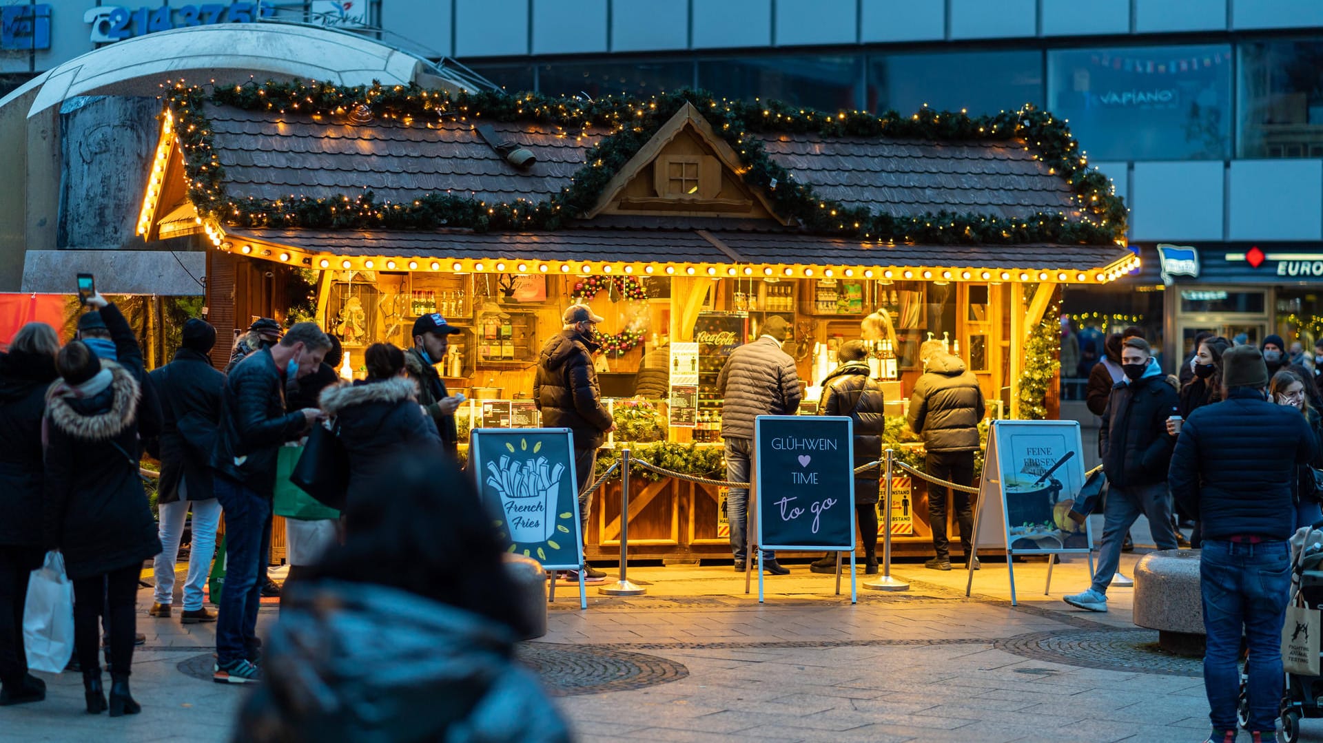 Weihnachtsbude am Breitscheidplatz: Bund und Länder haben sich offenbar auf einen harten Lockdown geeinigt.