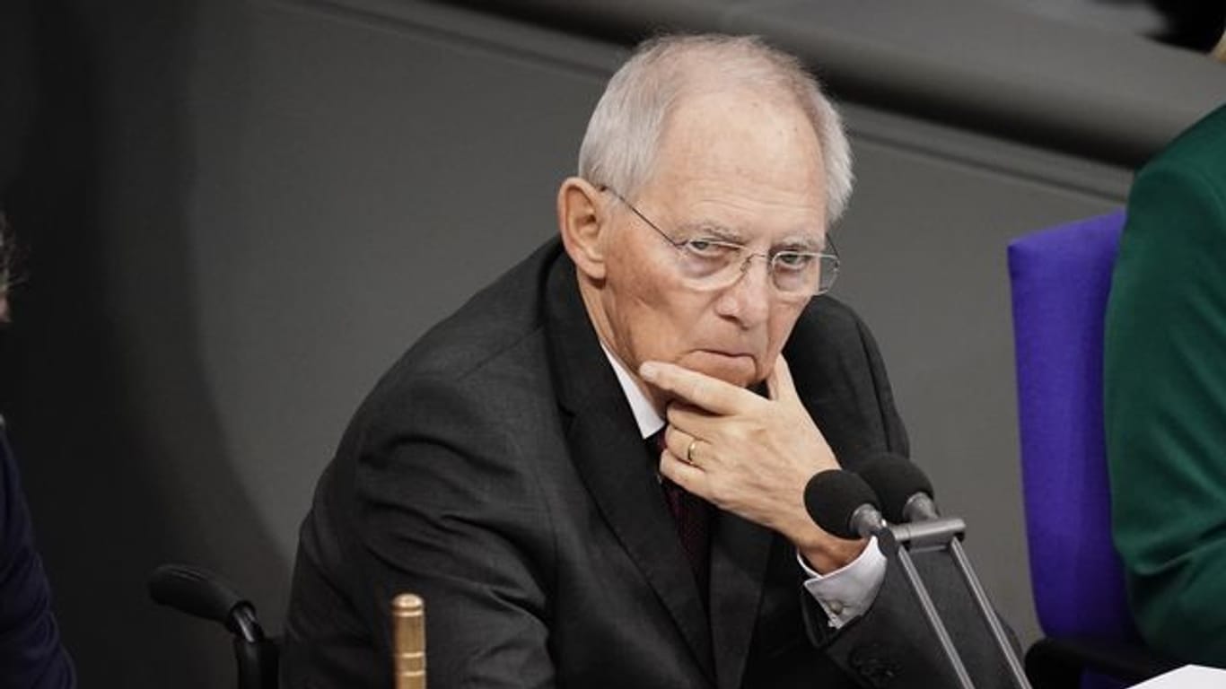 Bundestagspräsident Wolfgang Schäuble (CDU) spricht sich dafür aus, Ärzte und Pflegepersonal als erste gegen das Coronavirus zu impfen.