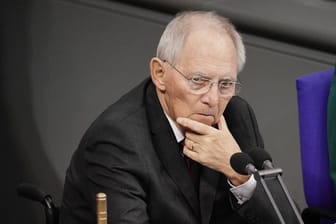 Bundestagspräsident Wolfgang Schäuble (CDU) spricht sich dafür aus, Ärzte und Pflegepersonal als erste gegen das Coronavirus zu impfen.