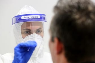 Eine Ärztin macht im Corona-Schnelltest-Zentrum in Oberhausen bei einem Probanden einen Abstrich.