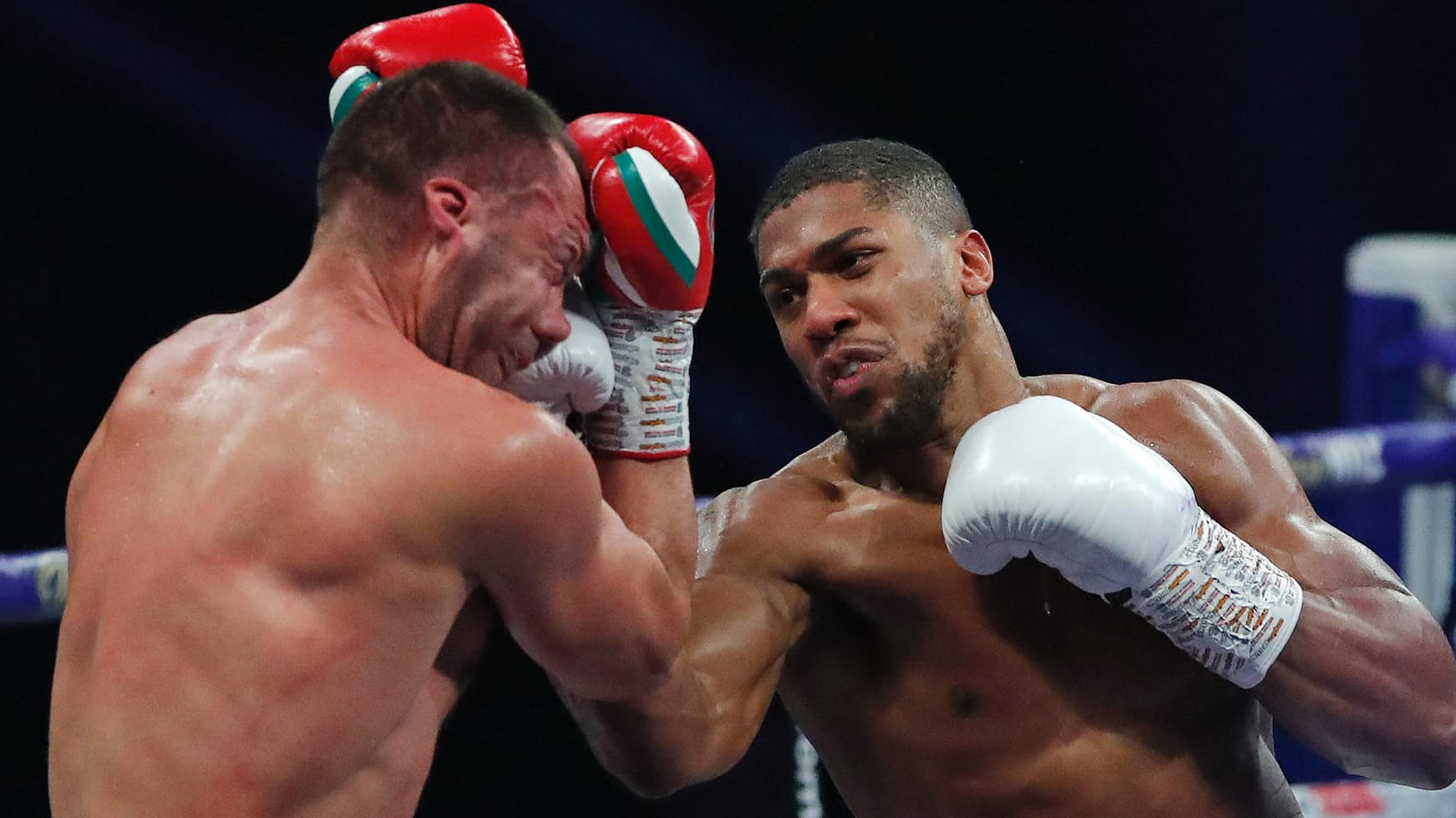 Anthony Joshua (re.): Der einstige Klitschko-Bezwinger bleibt weiterhin Vierfach-Weltmeister.