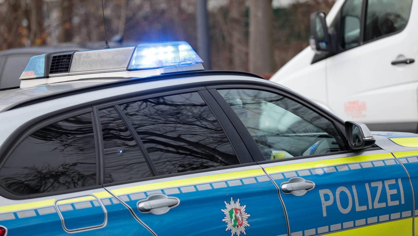 Ein Streifenwagen der Polizei in NRW (Symbolfoto): Die beiden Einsatzfahrzeuge stießen an einer Kreuzung zusammen.