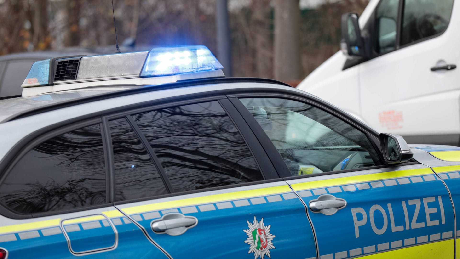 Ein Streifenwagen der Polizei in NRW (Symbolfoto): Die beiden Einsatzfahrzeuge stießen an einer Kreuzung zusammen. Ein Streifenwagen der Polizei in NRW (Symbolfoto): Die beiden Einsatzfahrzeuge stießen an einer Kreuzung zusammen.