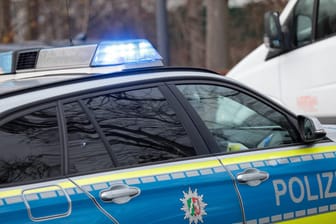 Ein Streifenwagen der Polizei in NRW (Symbolfoto): Die beiden Einsatzfahrzeuge stießen an einer Kreuzung zusammen.
