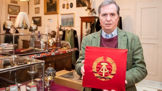 Andreas Thies hält in seinem Aktionshaus ein KFZ Stander Erich Honekers als Partei und Staatsratsvorsitzenden der DDR. Andreas Thies hält in seinem Aktionshaus ein KFZ Stander Erich Honekers als Partei und Staatsratsvorsitzenden der DDR.