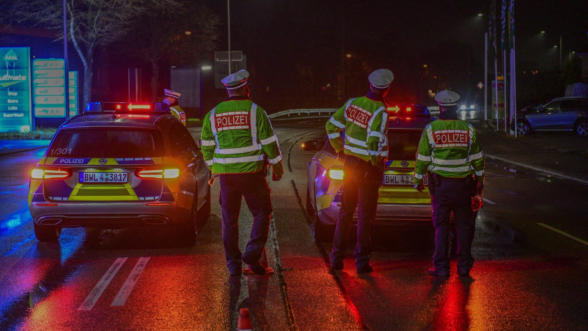 Polizei kontrolliert Einhaltung der Corona-Schutz-Verordnung: Die Stuttgarter halten sich weitgehend an die nächtlichen Ausgangsbeschränkungen. Polizei kontrolliert Einhaltung der Corona-Schutz-Verordnung: Die Stuttgarter halten sich weitgehend an die nächtlichen Ausgangsbeschränkungen.