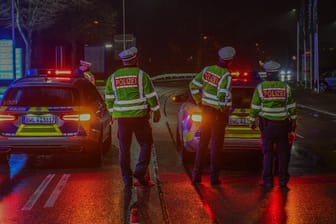 Polizei kontrolliert Einhaltung der Corona-Schutz-Verordnung: Die Stuttgarter halten sich weitgehend an die nächtlichen Ausgangsbeschränkungen.