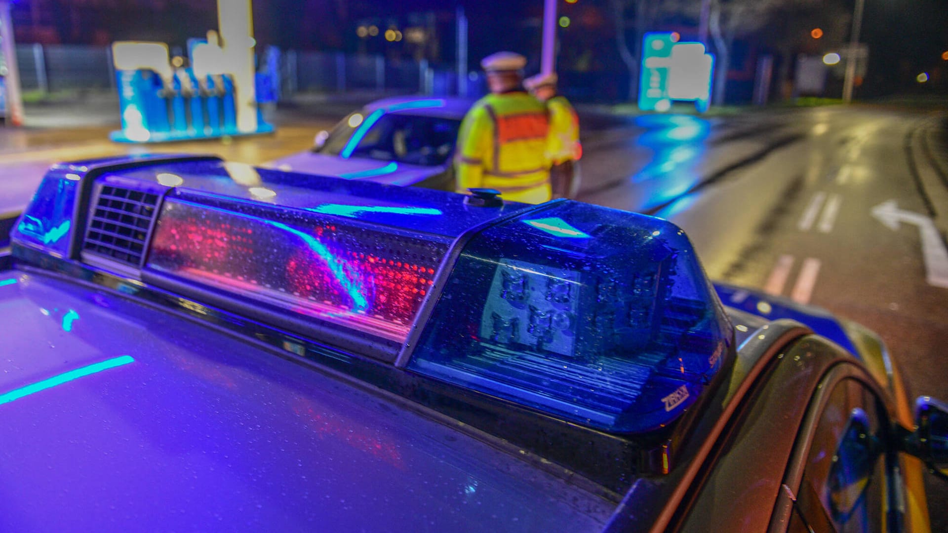 Die Polizei kontrolliert ein Auto: Ab 21 Uhr waren die Beamten im Einsatz.