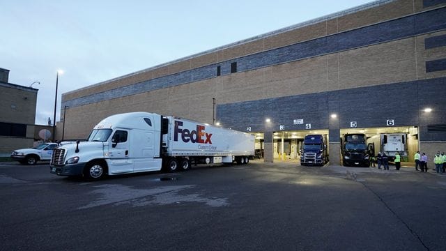 Ein mit dem Covid-19-Impfstoff von Biontech/Pfizer beladener LKW verlässt die Pfizer Global Supply Kalamazoo Produktionsstätte in Portage im US-Bundesstaat Michigan. Ein mit dem Covid-19-Impfstoff von Biontech/Pfizer beladener LKW verlässt die Pfizer Global Supply Kalamazoo Produktionsstätte in Portage im US-Bundesstaat Michigan.