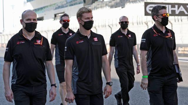 Mick Schumacher (M) bei der Streckenbegehung mit dem Team Haas in Abu Dhabi.