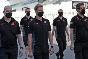 Mick Schumacher (M) bei der Streckenbegehung mit dem Team Haas in Abu Dhabi.