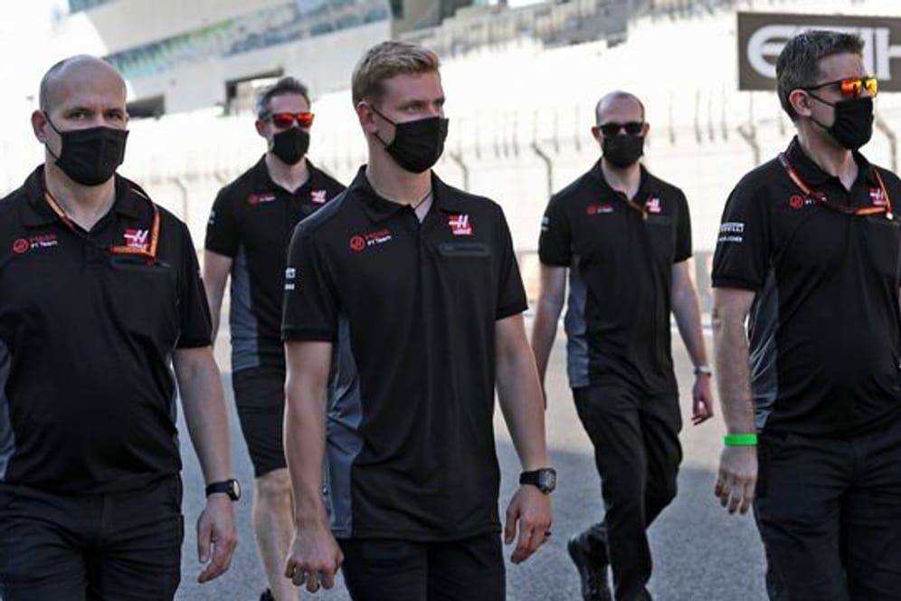 Mick Schumacher (M) bei der Streckenbegehung mit dem Team Haas in Abu Dhabi.