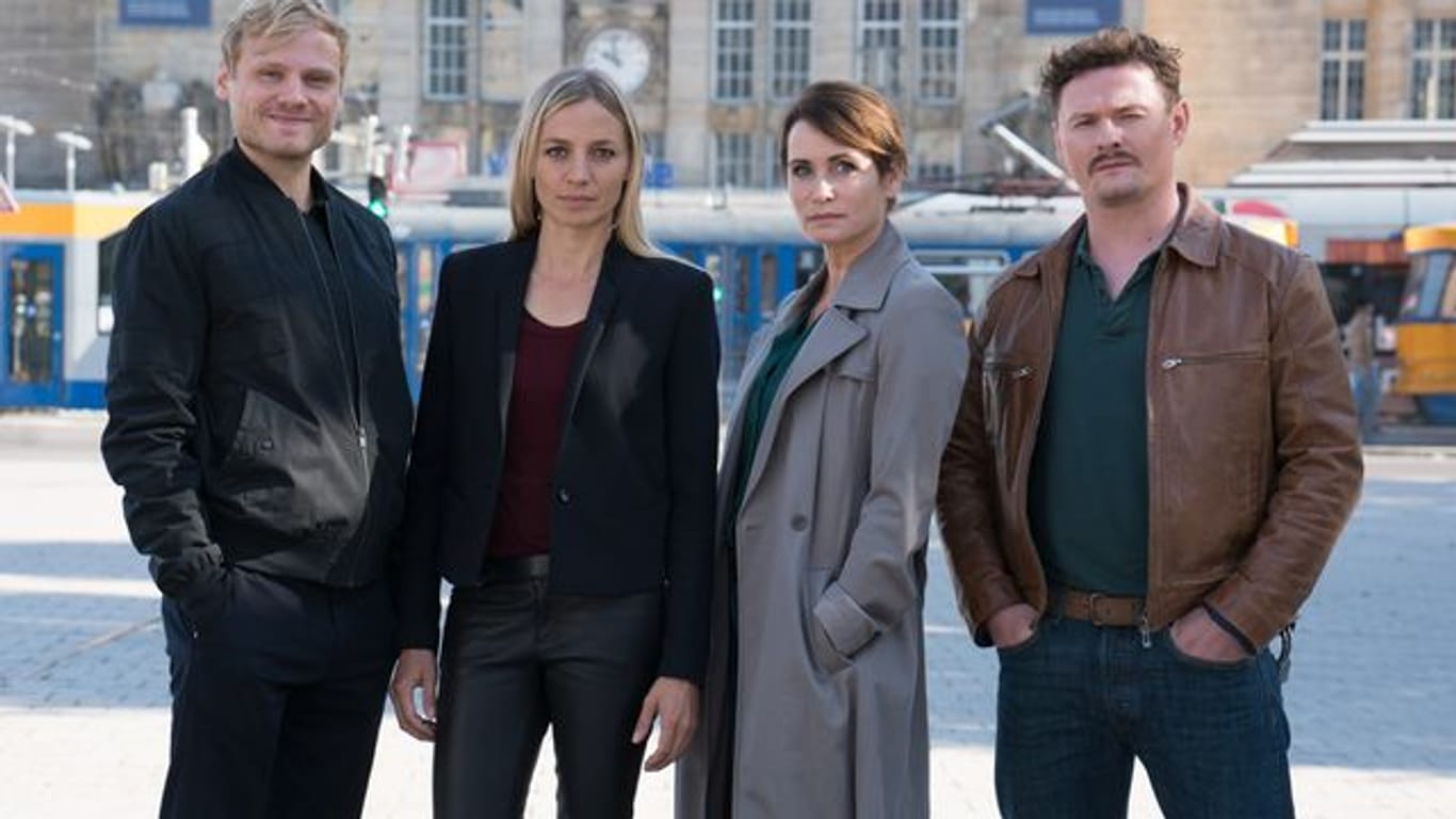 Linus Roth (Anton Spieker), Pia Walther (Annika Blendl), Maike Riem (Anja Kling), Christoph Hofherr (Shenja Lacher) ermittelten als Kommissare im ZDF-Krimi "Das Quartett - Das Mörderhaus" (l-r).