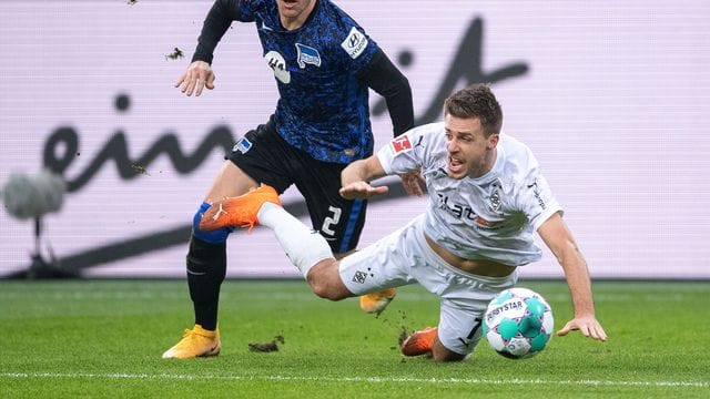 Die Gladbacher um Patrick Herrmann (r) kamen gegen Hertha BSC nur zu einem 1:1. Die Gladbacher um Patrick Herrmann (r) kamen gegen Hertha BSC nur zu einem 1:1.